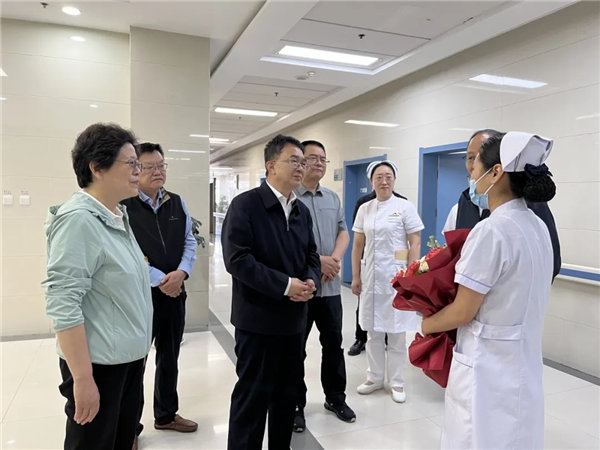 市人大常委会党组副书记,副主任陈爱民看望慰问我院护理人员
