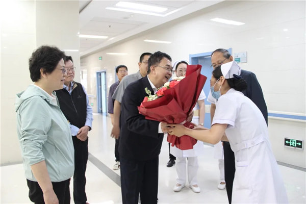 市人大常委会党组副书记,副主任陈爱民看望慰问我院护理人员