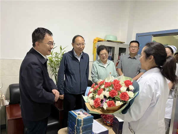 市人大常委会党组副书记,副主任陈爱民看望慰问我院护理人员